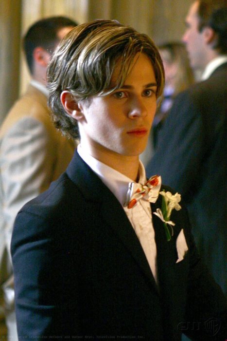 Eric Van Der Woodsen personaje de la serie Gossip Girl usando un traje durante una fiesta