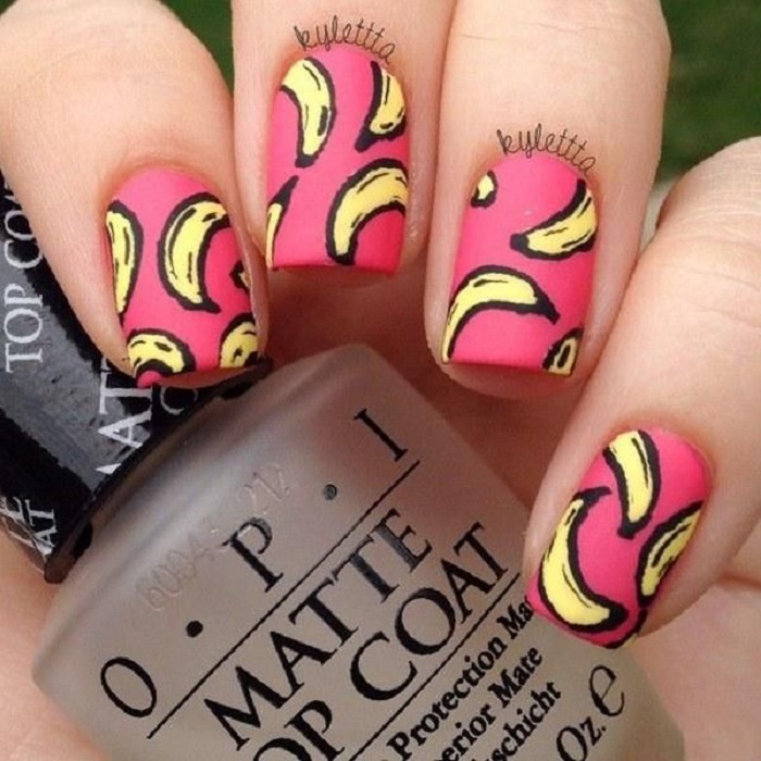 Diseño de manicure de plátanos