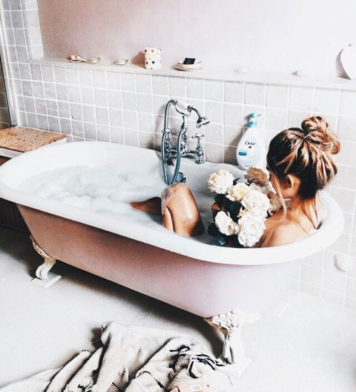 Chica tomando una ducha con espuma