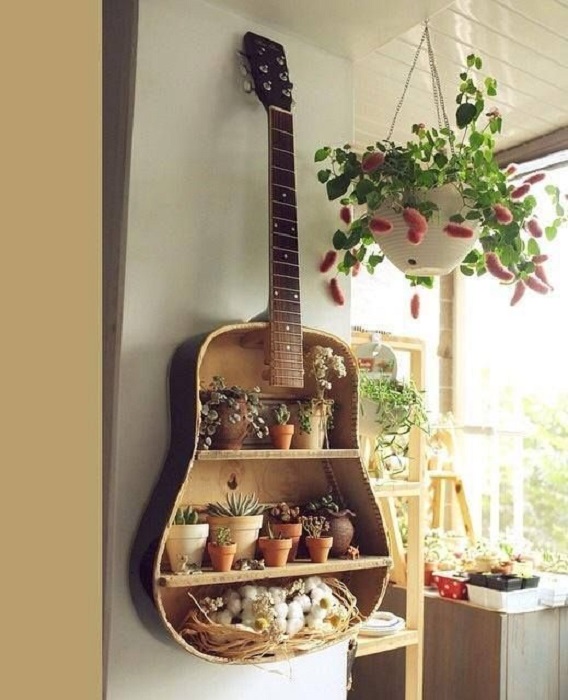 DIY de una guitarra que tiene ahora como función una repisa para adornos pequeños