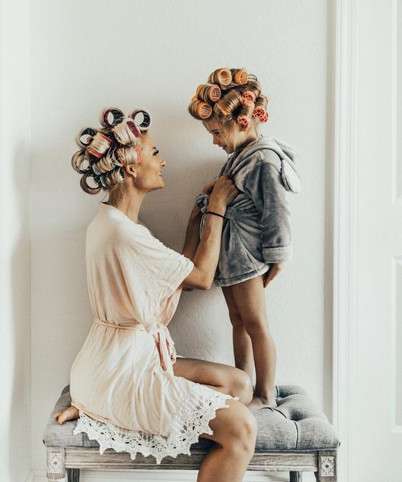 Madre e hija con tubos en la cabeza