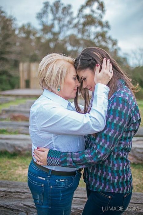 Madre e hija abrazadas y mirándose fijamente 