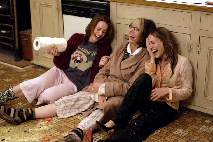 Escena de la película La Joya de la Familia. Mujeres riendo en el suelo 