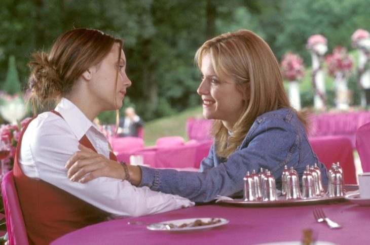 Escena de la película Lo que una chica quiere, mujer abrazando a su madre 
