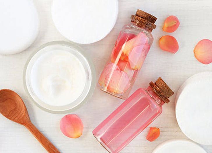 Agua de rosa en frasco de cristal