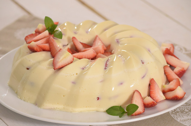 Gelatina 3 leches con fresas