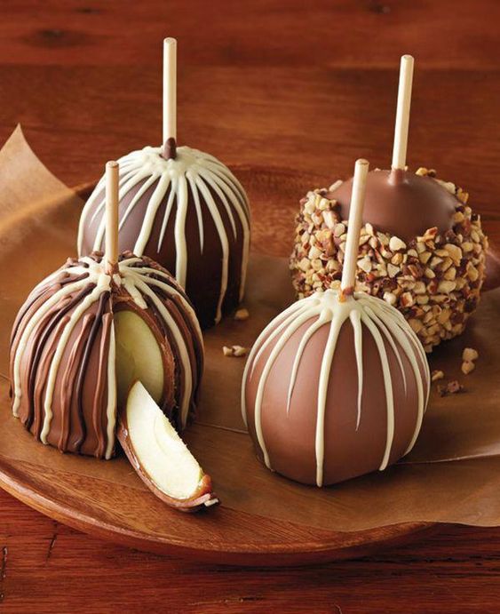 Manzanas cubiertas con chocolate oscuro y blanco y cubiertas con nuez 