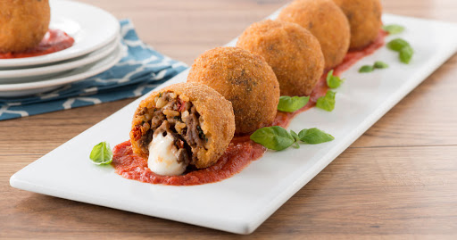 Bolas de arroz rellenas de carne molida con queso