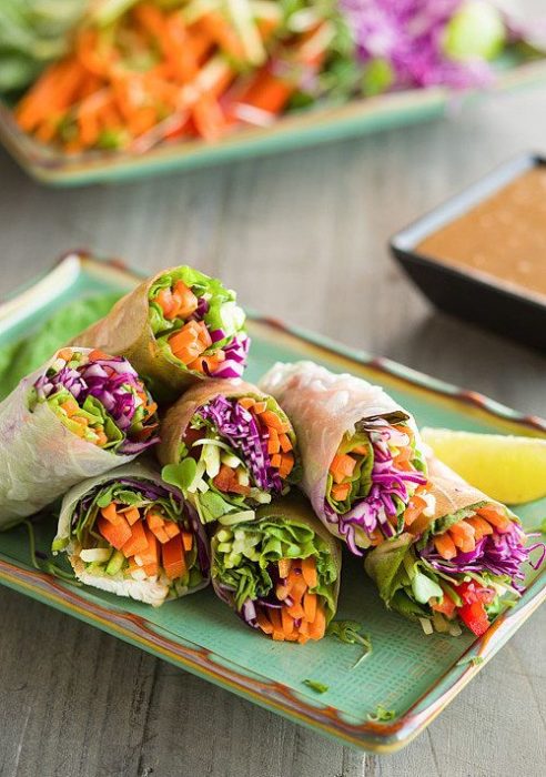 Rollos vietnamitas rellenos de col morada, zanahoria y lechuga