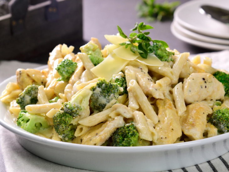 Pollo estilo Alfredo en un plato blanco grande