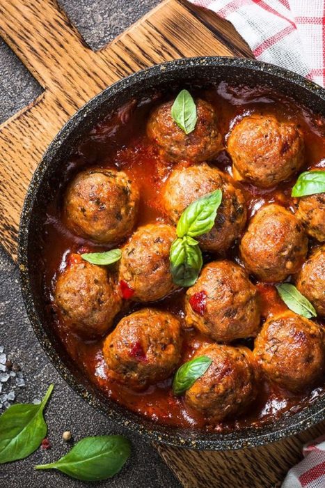 Albóndigas a la italiana con salsa de tomates y hierbas finas