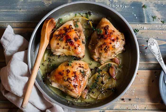 Pollo a la cerveza acompañado de hierbas finas