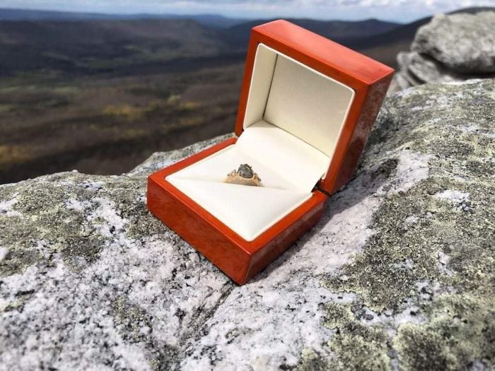 Chico pide matrimonio a su novia en la cima de una montaña