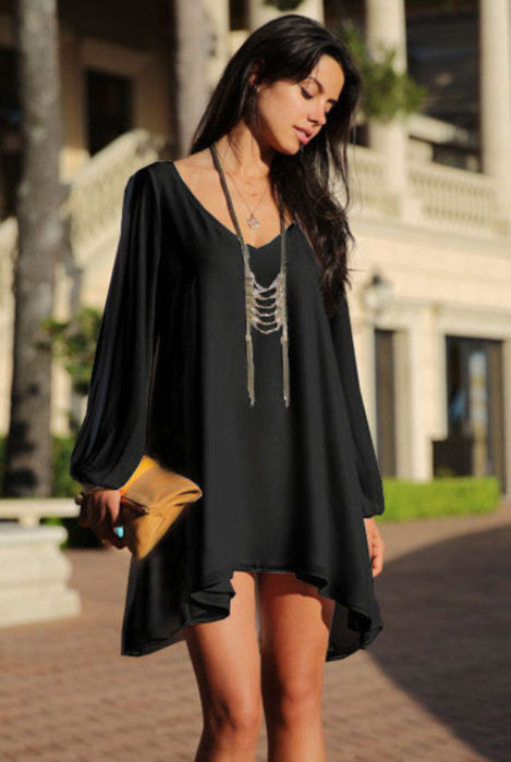 Chica usando un vestido holgado de color negro