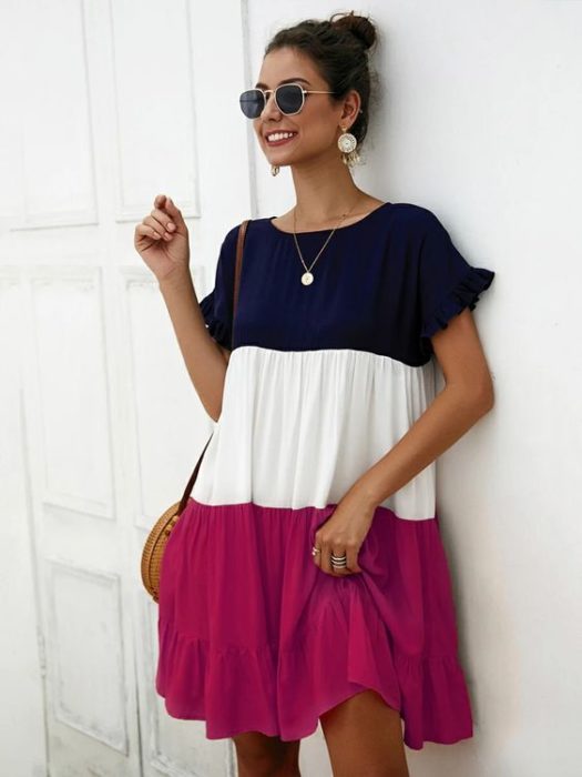 Chica usando un vestido holgado de colores azul, blanco y rosa