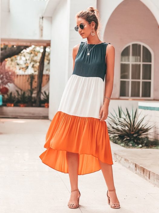 Chica usando un vestido holgado de colores