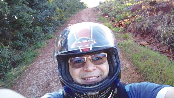 Profesor sonriendo y tomándose una selfie