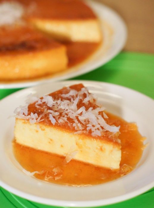 plato con rebanada de flan de coco
