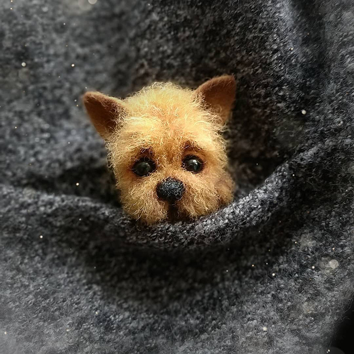 Figura de fieltro creada por la artista rusa Anna Romanova perrito amarillo en un saco gris