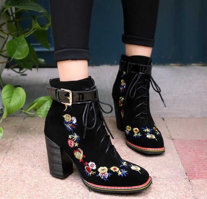 Botines negros con bordado y tacón