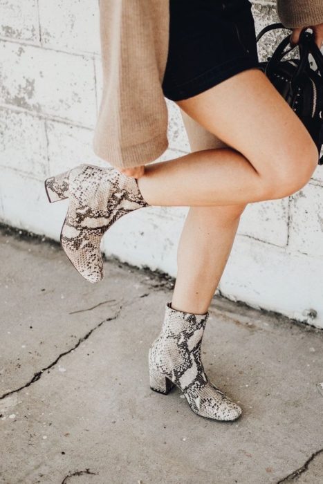 Botines de tacón bajo imitación piel de serpiente