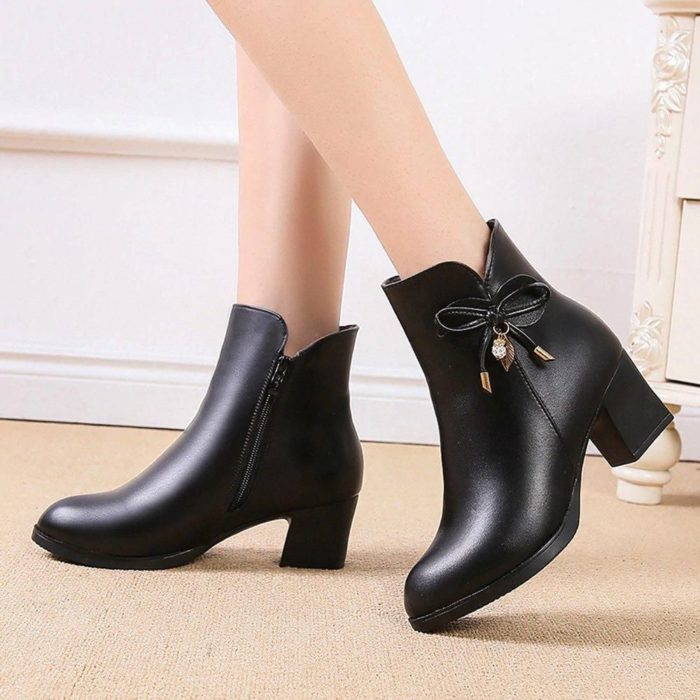 Botines negros con lazo