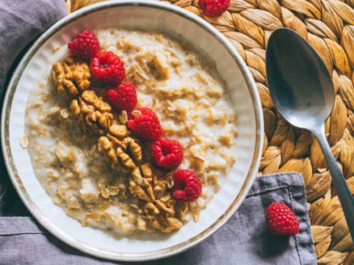 Bowl de avena con frutos rojos