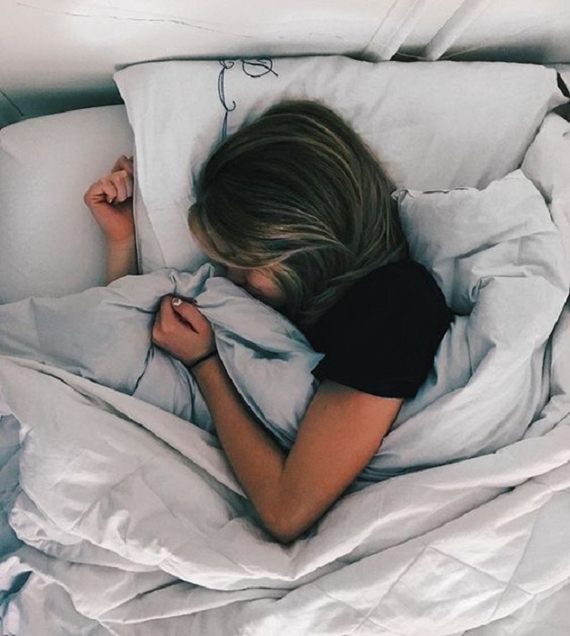 Chica acostada durmiendo