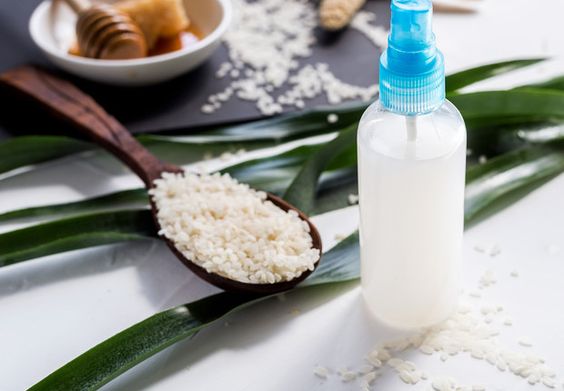 Botella de plástico con agua de arroz