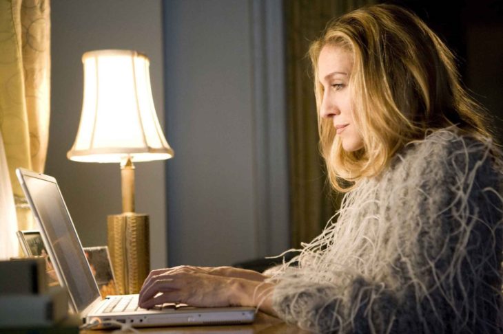 Carrie Bradshaw trabajando en su computadora