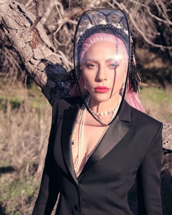 Lady Gaga con una careta plástica y cabello teñido de rosa