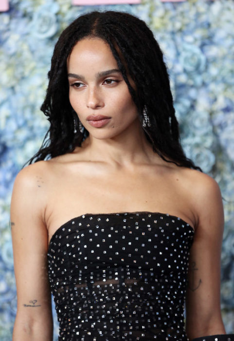 Zoë Kravitz vistiendo un vestido negro con puntos blancos