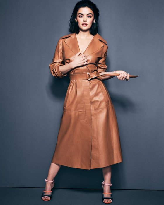Lucy Hale posando en un vestido marrón