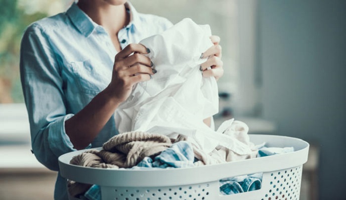 Mujer con canasto de ropa