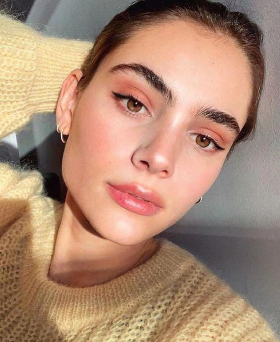 No make up make up resaltando sombras y cejas