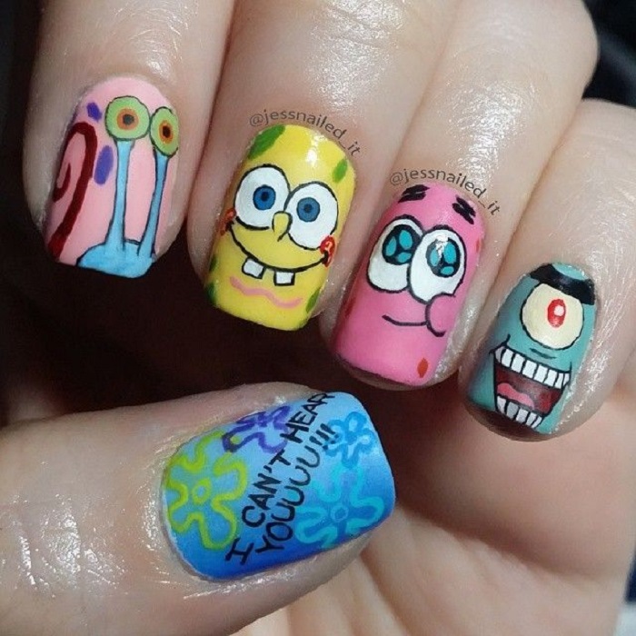 Manicura con diseño de la caricatura de Bob Esponja