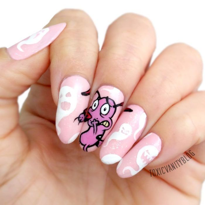 Manicura con diseño de la caricatura de Coraje el perro cobarde