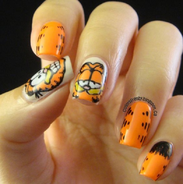 Manicura con diseño de la caricatura de Garfield