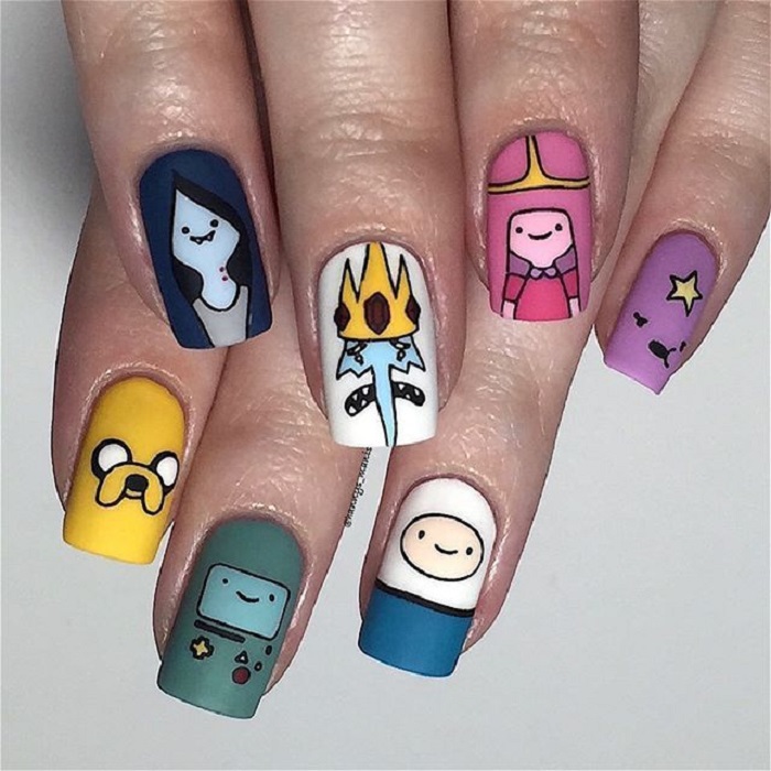 Manicura con diseño de la caricatura de Hora de aventura