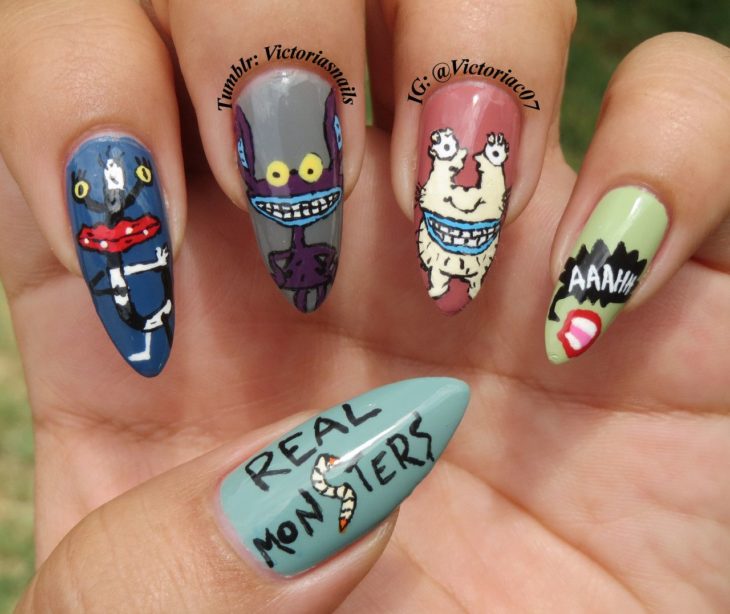 Manicura con diseño de la caricatura de Monstruos de verdad