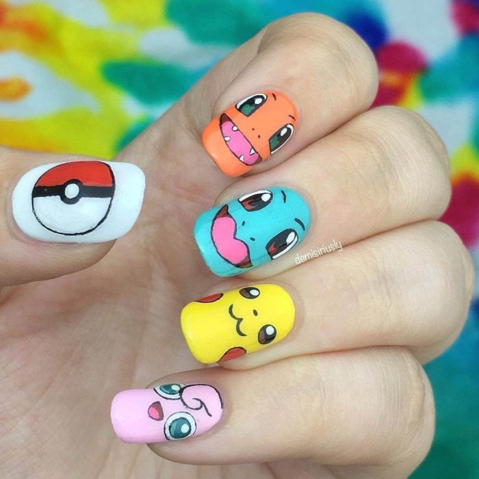 Manicura con diseño de la caricatura de Pokémon