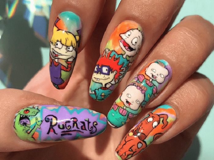 Manicura con diseño de la caricatura de Los Rugrats