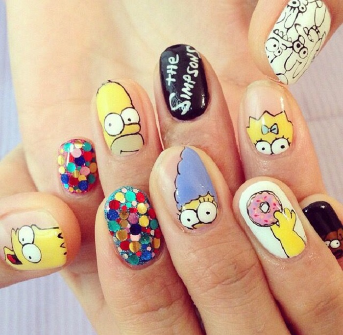 Manicura con diseño de la caricatura de Los Simpson