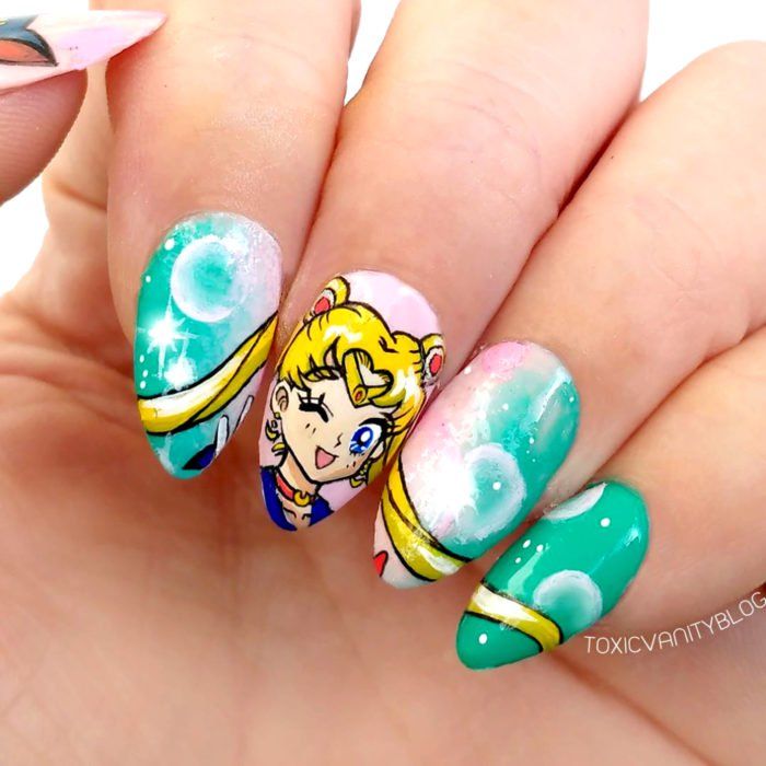 Manicura con diseño de la caricatura de Sailor Moon
