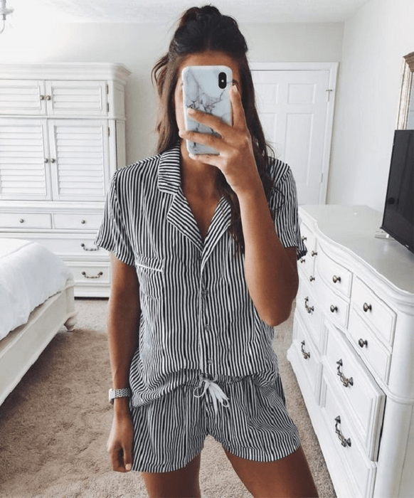 Chica usando pijama de rayas