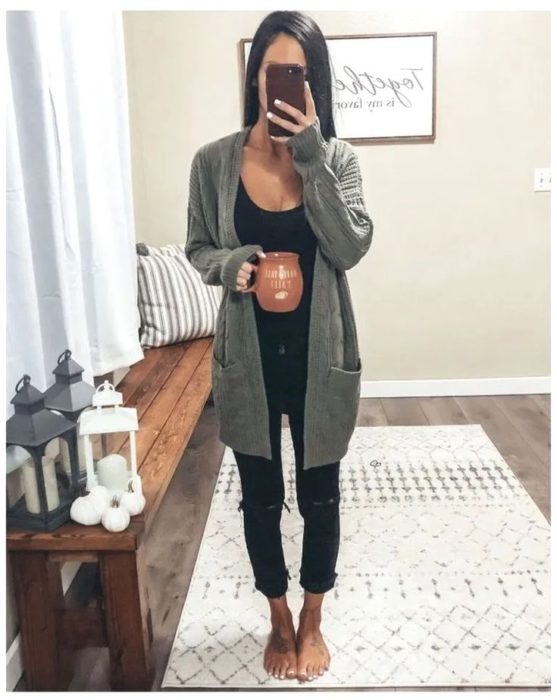 Chica usando jeans y un cardigan