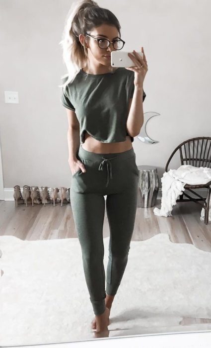chica usando pantalones chándal