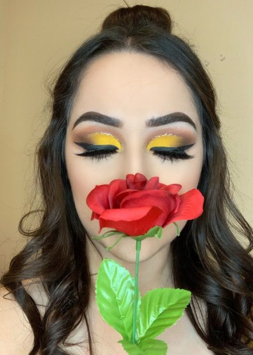 Chica con maquillaje inspirado en Bella de La Bella y la Bestia de Disney