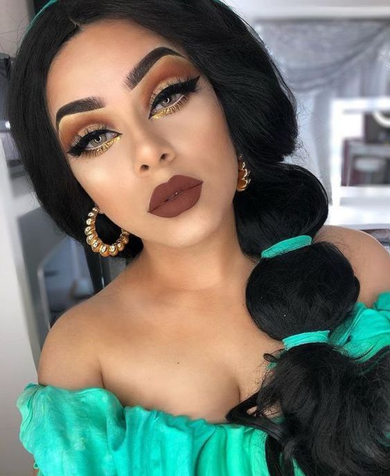 Chica con maquillaje inspirado en Jazmín de Aladino