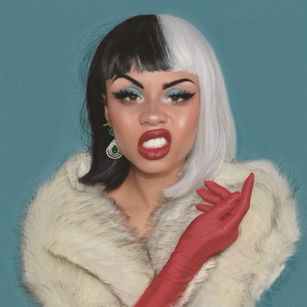 Chica con maquillaje inspirado en Cruella de Vil de 101 Dálmatas de Disney